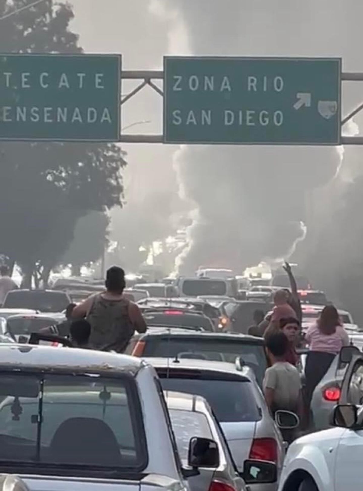 Un auto es incendiado en una céntrica zona de la ciudad de Tijuana.