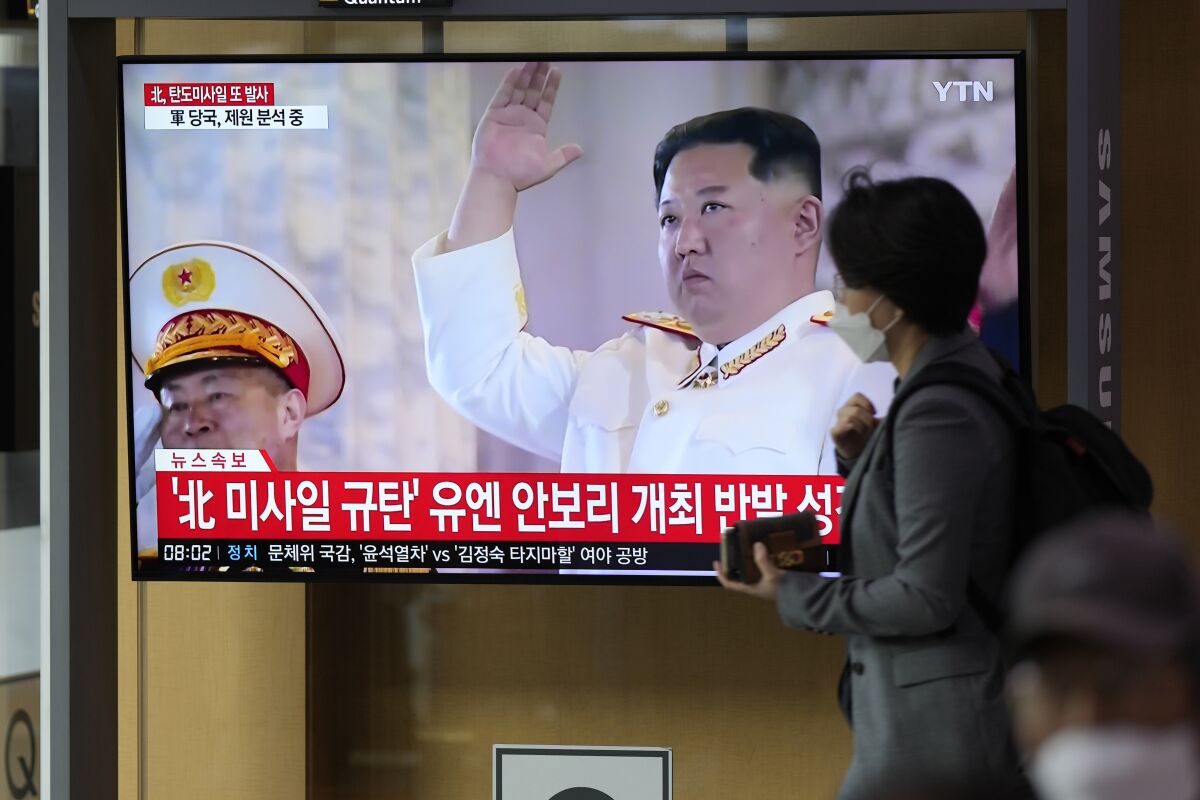 Una pantalla muestra un programa de noticias sobre un lanzamiento norcoreano de misiles