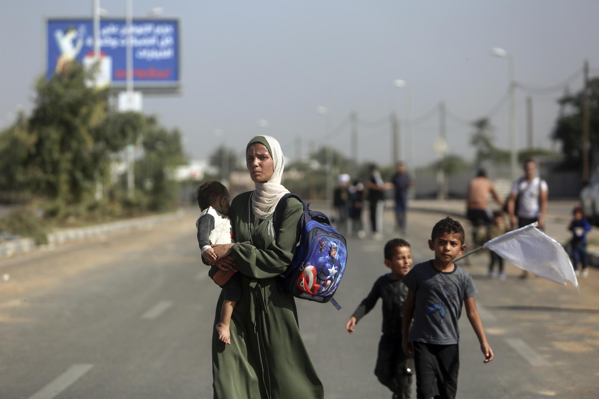 Palestinians fleeing Gaza City on foot