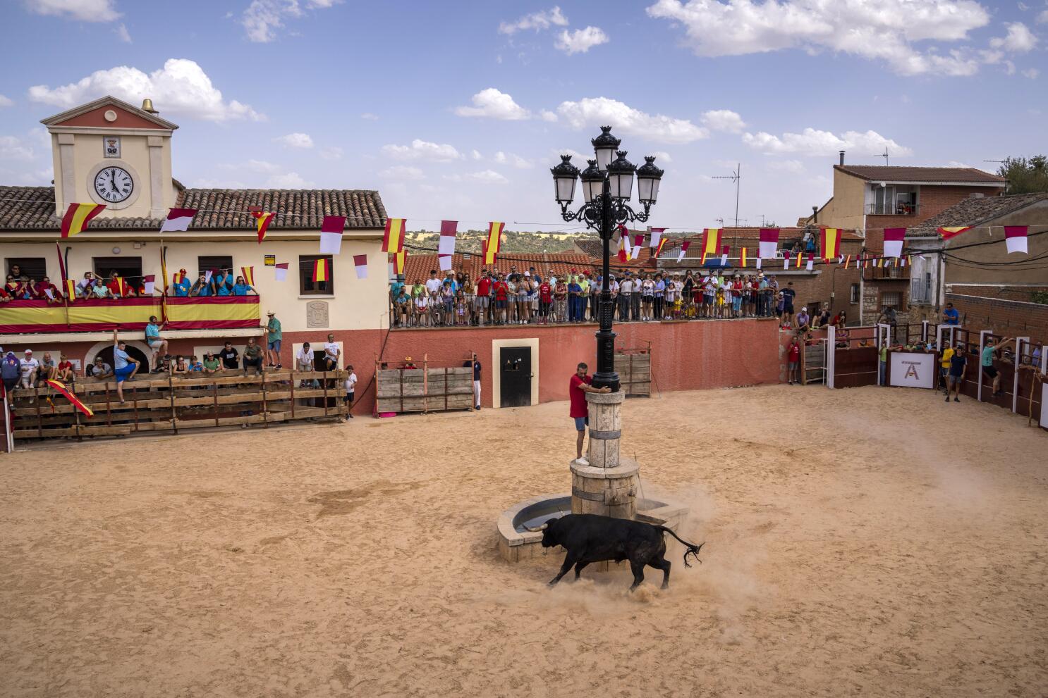 Qué souvenirs compran los turistas en España? El toro y la bailaora, a la  baja