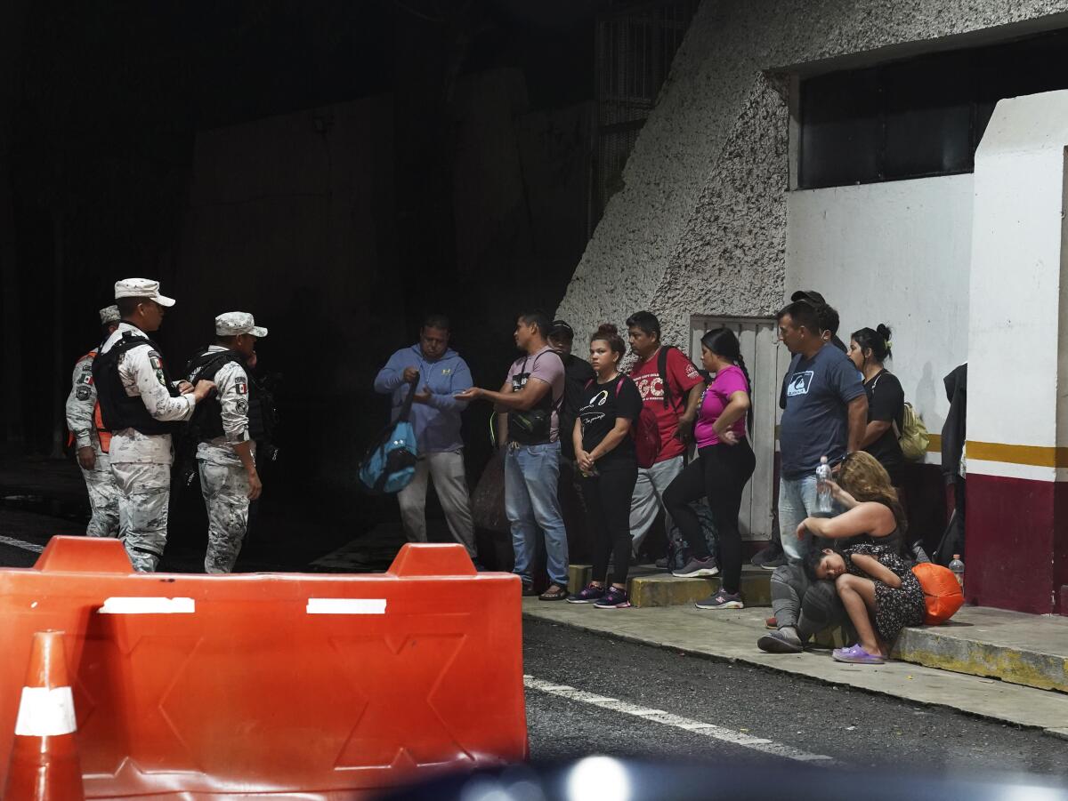 Elementos de la Guardia Nacional detienen a migrantes venezolanos en un punto de revisión