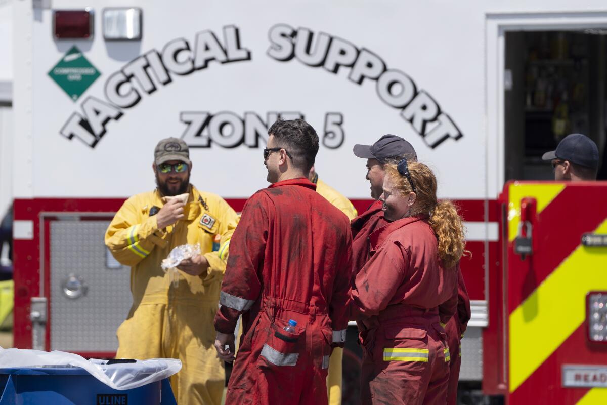 Bomberos llegan a un centro de comando dentro de la zona evacuada en Tantallon, Nueva Escocia, 