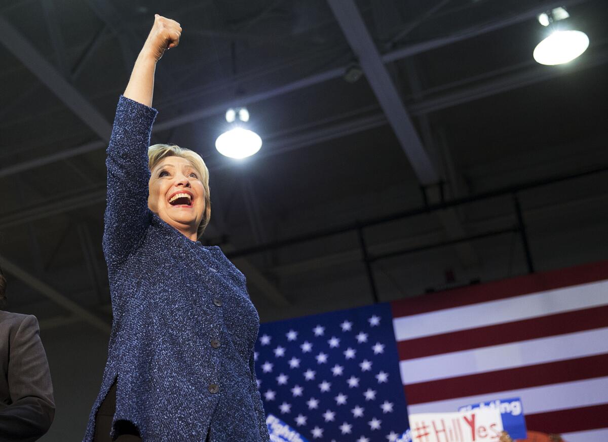 La precandidata presidencial demócrata Hillary Clinton levanta el brazo mientras sube al escenario para un evento de campaña en la Universidad Miles, el sábado 27 de febrero de 2016, en Fairfield, Alabama. (Foto AP/David Goldman)