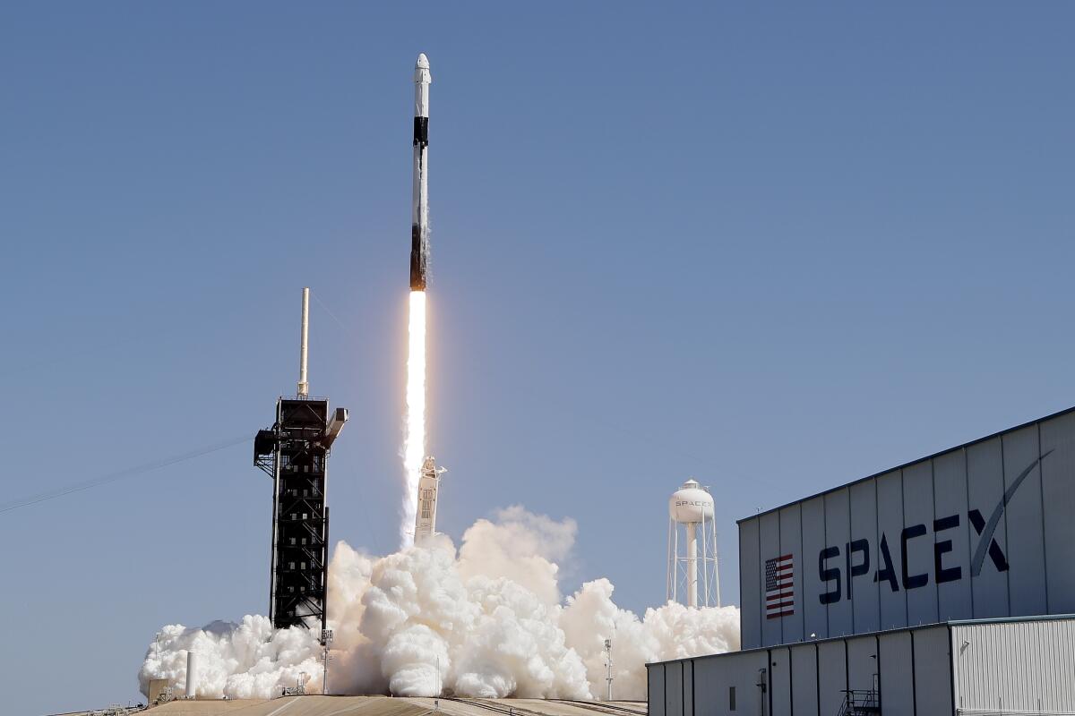 Un cohete Falcon 9 de SpaceX que lleva la cápsula Crew Dragon despega con tres empresarios y un astronauta