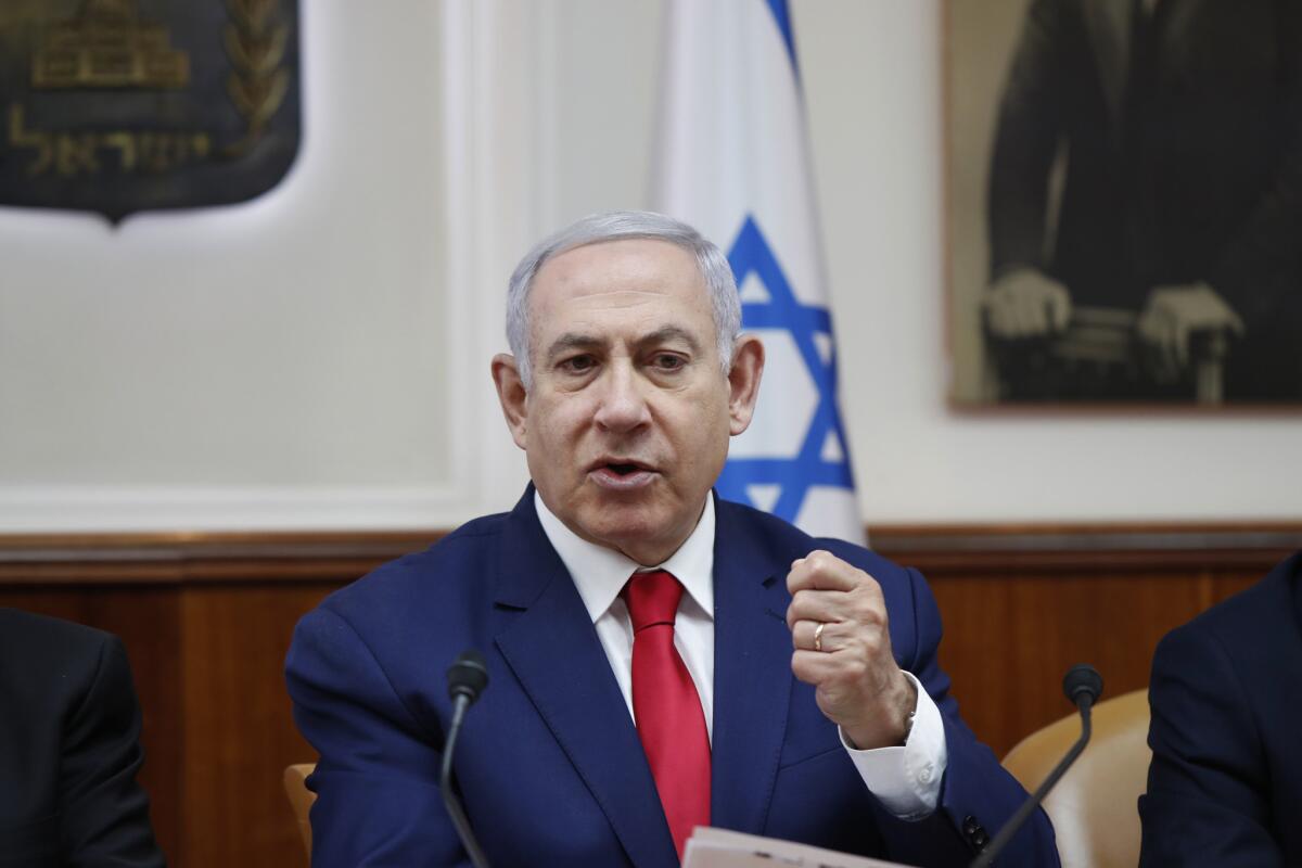 El primer ministro de Israel, Benjamin Netanyahu, preside la reunión semanal del gabinete en Jerusalén, el domingo 14 de abril de 2019. (Ronen Zvulun/Pool via AP)