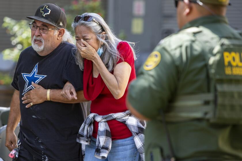 ARCHIVO - Una mujer llora mientras sale del Centro Cívico de Uvalde luego de que un tiroteo fuera reportado anteriormente el mismo día en la Escuela Primaria Robb, el martes, 24 de mayo 2022, en Uvalde, Texas. (William Luther/The San Antonio Express-News via AP)