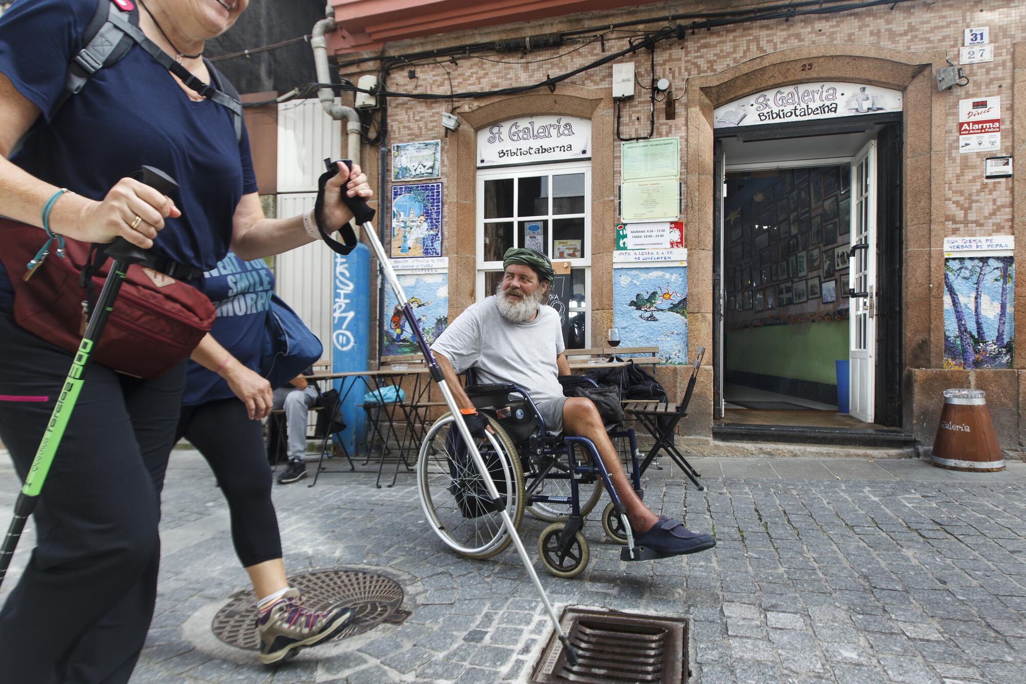 Pedro, a hippie originally from the south of Spain, in front of the bar A Galería. He has walked the Camino several times participated in the first each bonanza onMar de Fora. Now without a leg, he spends long stretches in Fisterra.