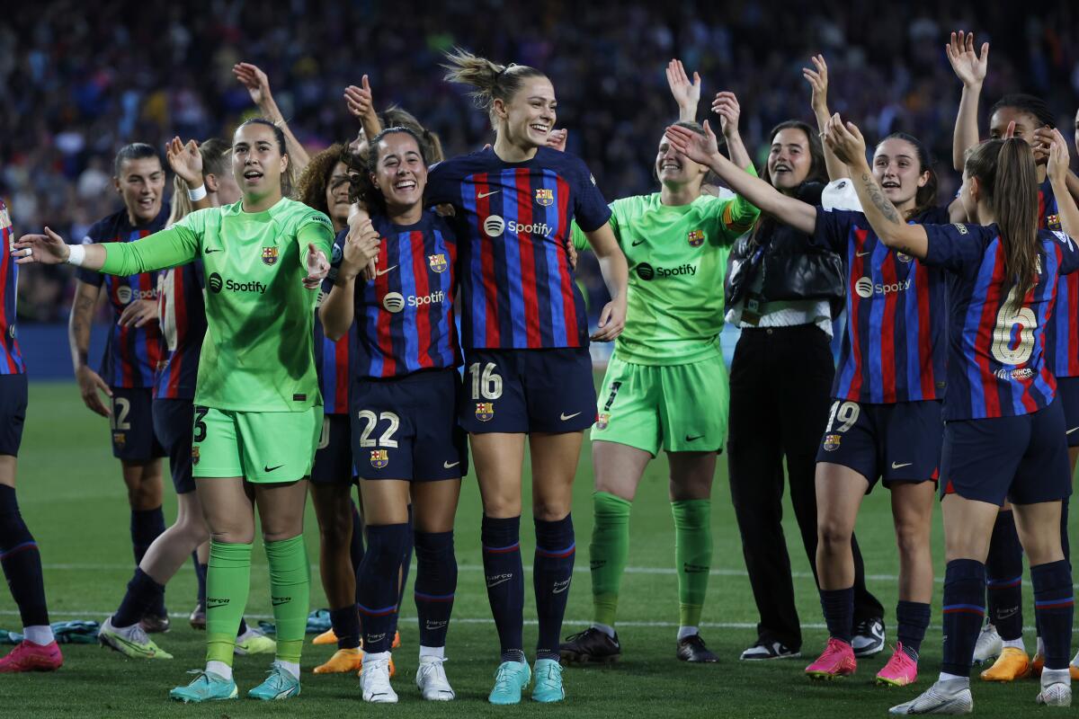 Las jugadoras del Barcelona tras el empate 1-1 contra Chelsea 