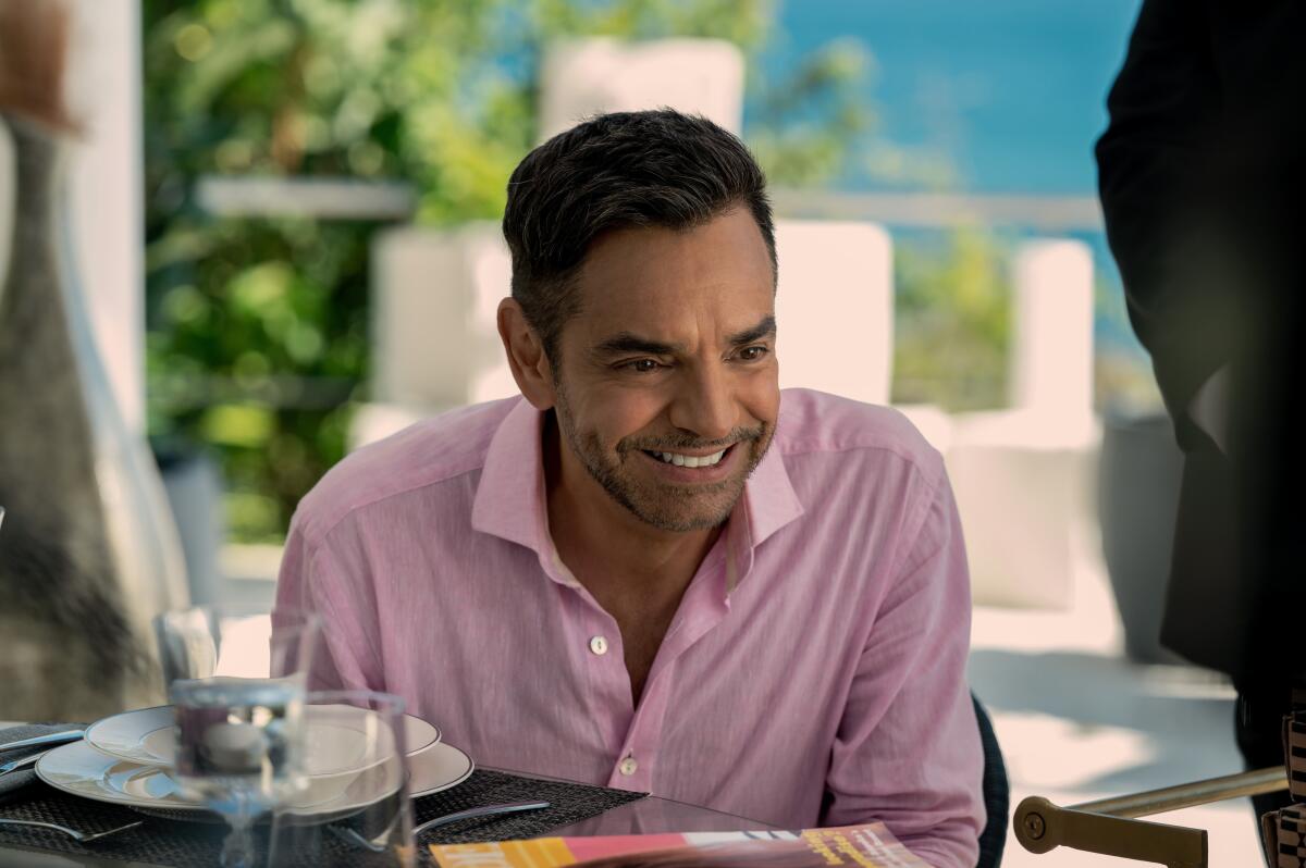 Eugenio Derbez en una escena de “Acapulco”, donde interpreta nuevamente a Máximo Gallardo.