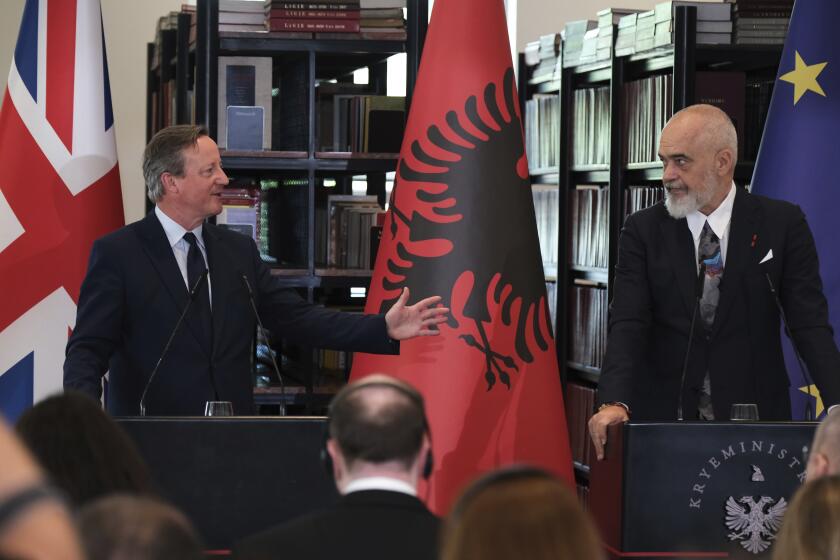 El secretario de exteriores británico David Cameron (i) con el primer ministro de Albania Edi Rama en Tirana, Albania, el 22 de mayo de 2024. (Foto AP/Vlasov Sulaj)