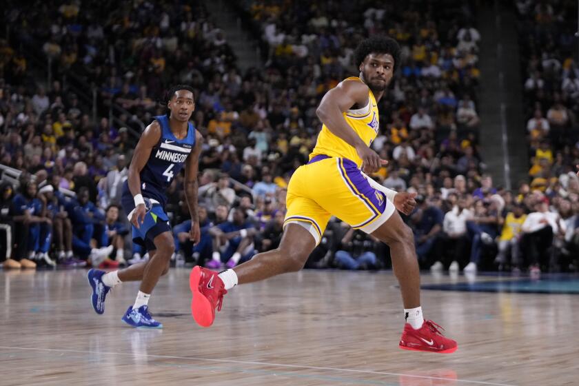 Bronny James, base de los Lakers de Los Ángeles, corre durante el partido de pretemporada ante los Timberwolves de Minnesota, el viernes 4 de octubre de 2024, en Palm Desert, California (AP foto/Mark J. Terrill)