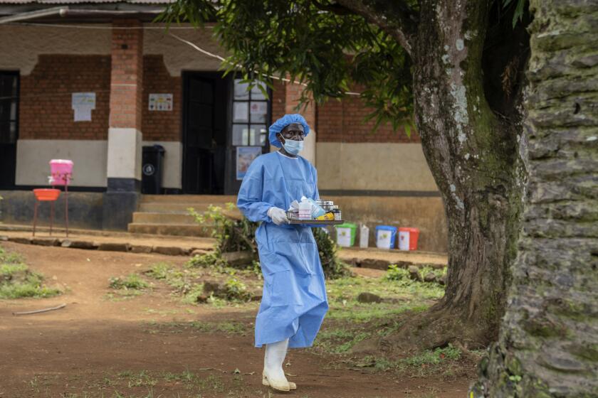 Un trabajador sanitario lleva medicamentos que serán administrados a un hombre que padece mpox en el Hospital General Kamituga, en Kivu del Sur, Congo, el miércoles 4 de septiembre de 2024. (AP Foto/Moses Sawasawa)