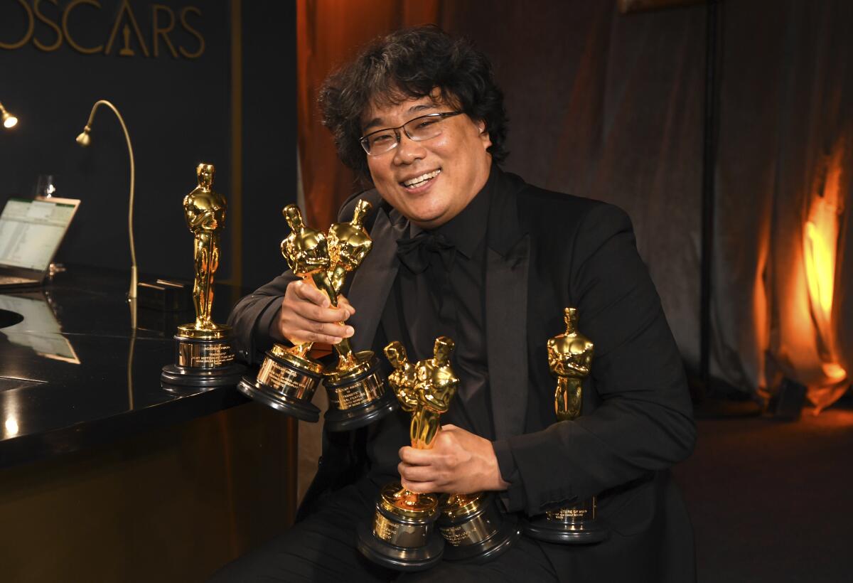 Bong Joon-ho con el Oscar a Mejor Guion Original, Mejor Película Internacional, Mejor Director y Mejor Película por "Parasite" en el Baile del Gobernador el domingo 9 de febrero de 2020.
