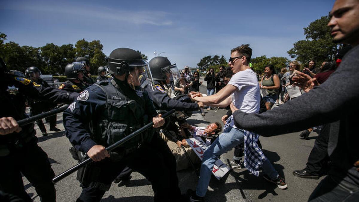 Detractores de Donald Trump chocan con la policía a las afueras de la convención republicana de California en Burlingame. ()
