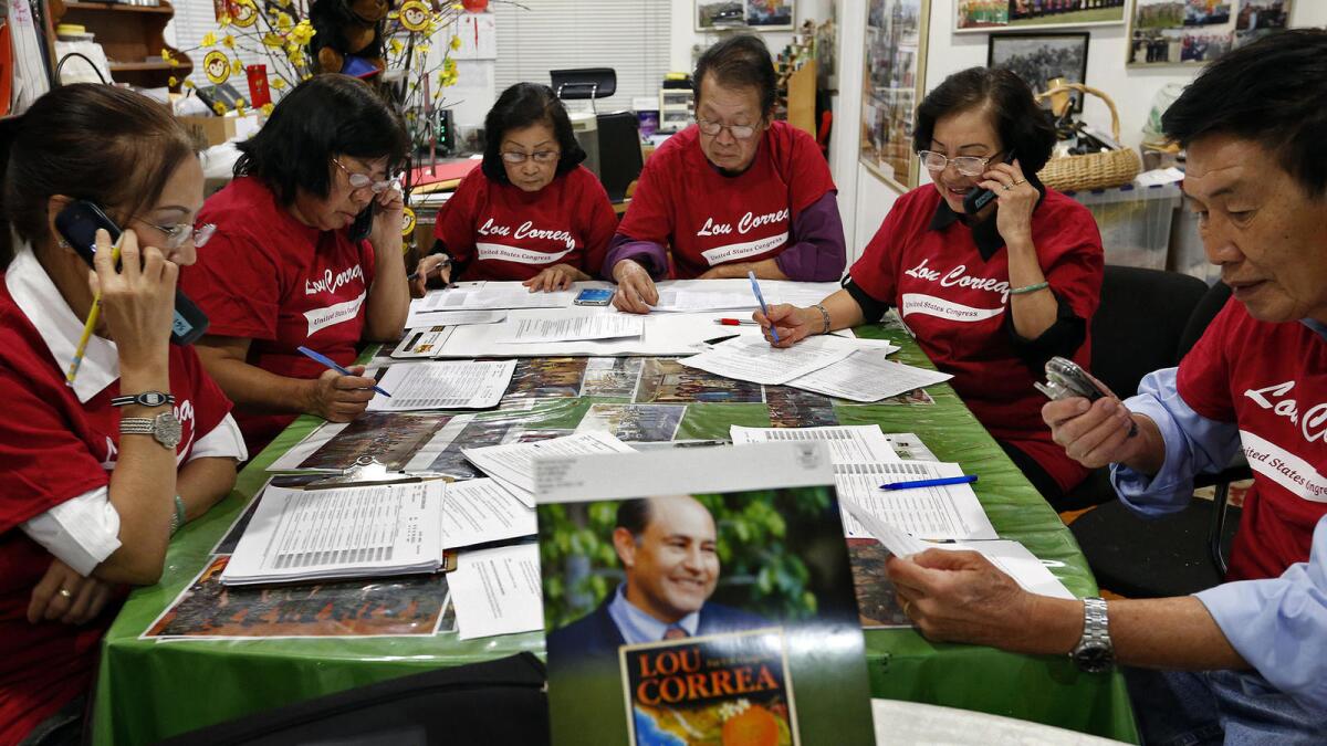 Voluntarios estadounidenses vietnamitas en Garden Grove organizaron un centro de llamadas telefónicas a votantes en el condado de Orange, para apoyar el ingreso de su candidato al Congreso, el demócrata Lou Correa.