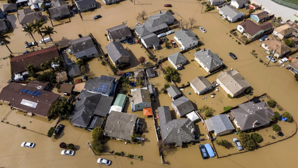 ARCHIVO - Inundaciones afectan numerosas casas y vehículos
