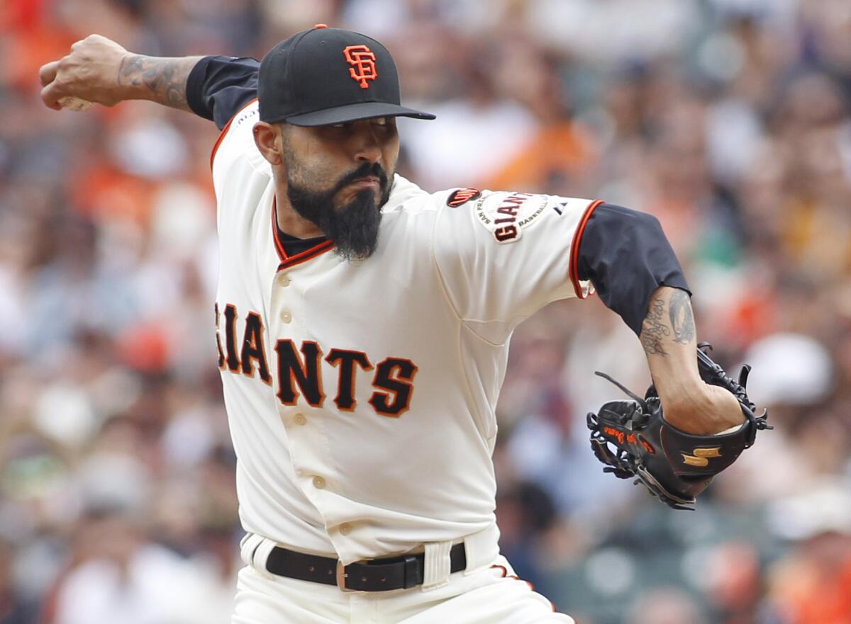 Sergio Romo, three-time champion with Giants, signs deal to end