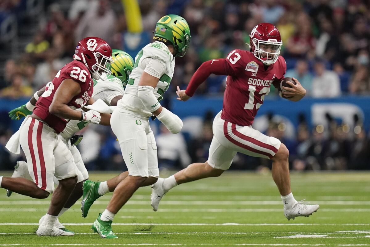 Caleb Williams scrambles during Oklahoma's win over Oregon in the Alamo Bowl on Dec. 29.