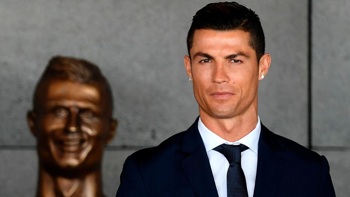 Ronaldo in front of the bust