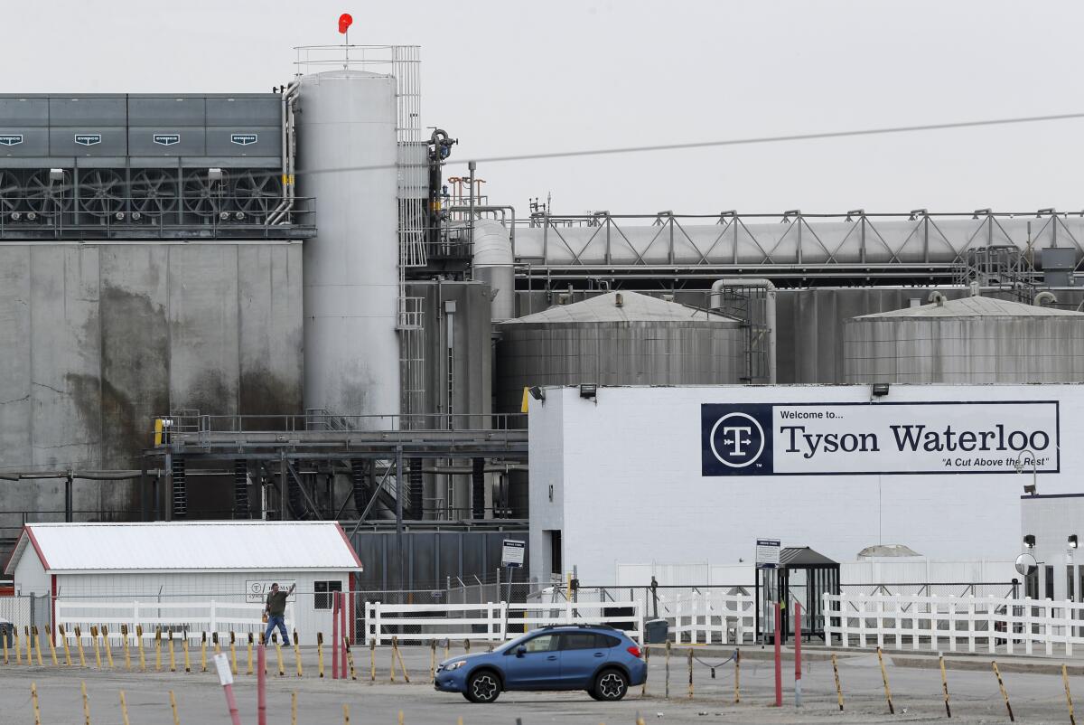 Los brotes de coronavirus en las instalaciones de empaque de carne como esta planta de Tyson Foods en Waterloo, Iowa, han interrumpido la cadena de suministro de alimentos de la nación.