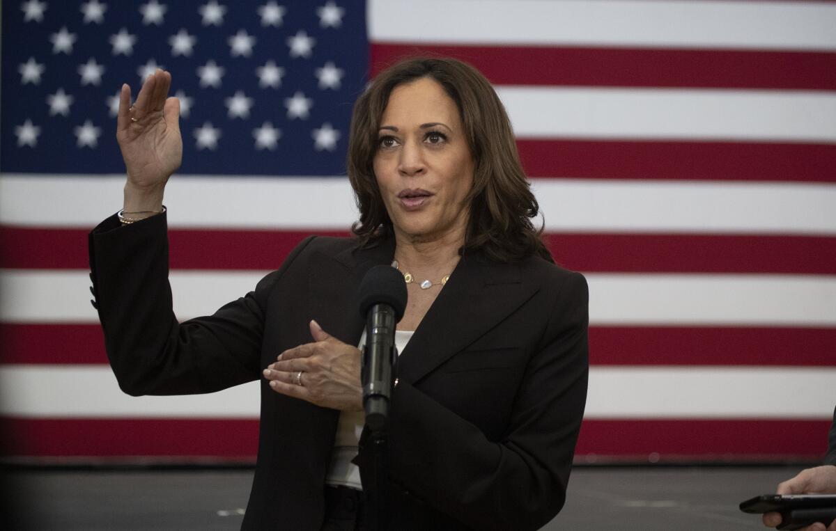 La senadora Kamala Harris es una de las favoritas para acompañar a Biden en la terna presidencial.