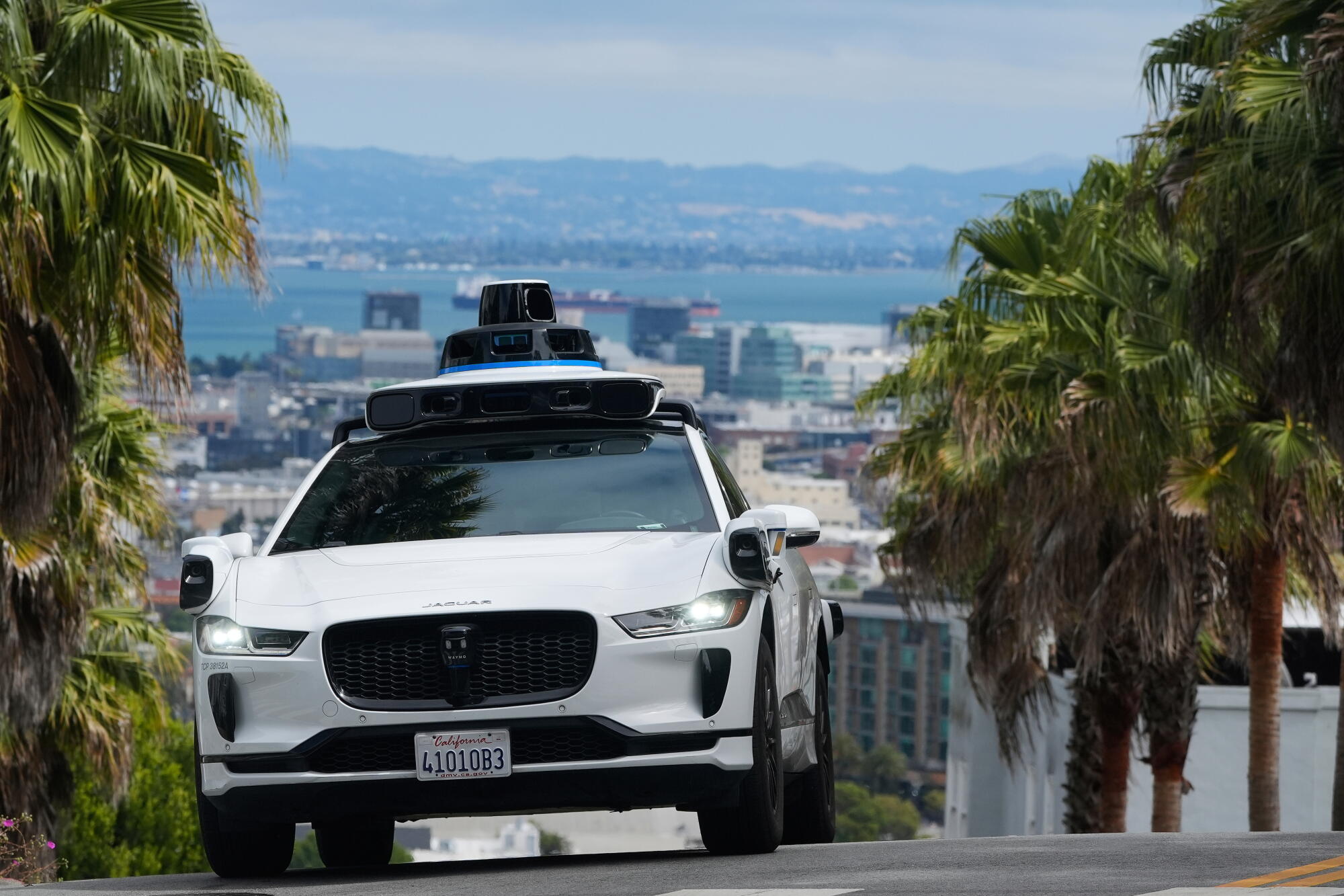 Waymo-bíll stöðvaði og kallaði á lögregluna vegna farþega með vopn