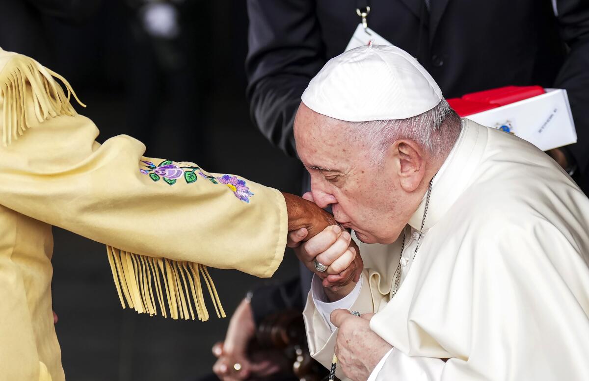 El papa Francisco besa la mano de Elder Alma Desjarlais, indígena sobreviviente a los malos tratos