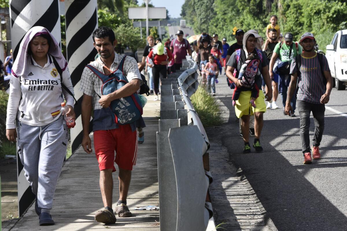 Migrantes caminan por la carretera