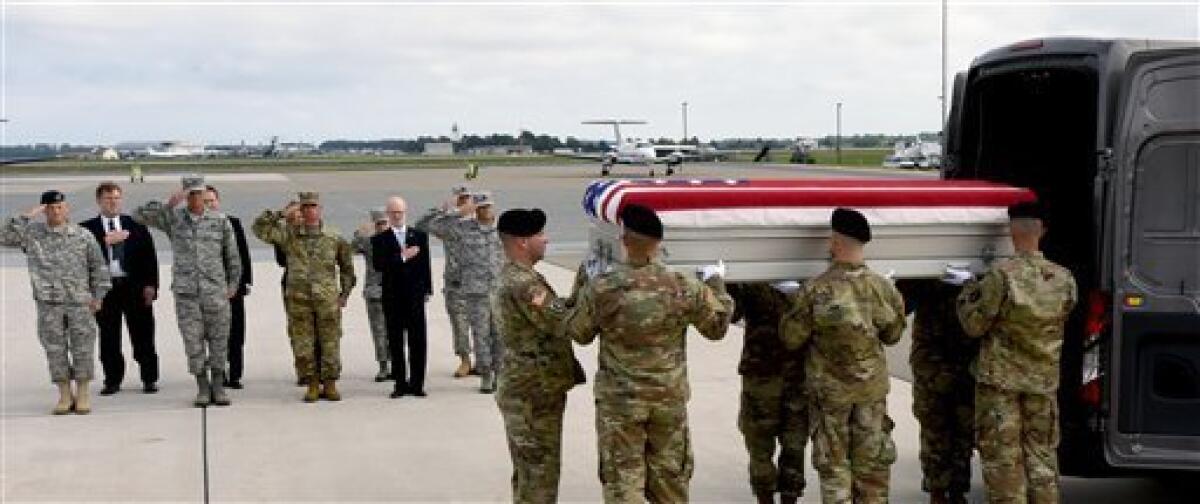 Miembros de la unidad "Old Guard" ("Vieja guardia") del ejército escoltan restos que se cree son de tropas estadounidenses que fallecieron en la guerra entre México y Estados Unidos a su llegada a la base de la Fuerza Aérea en Dover, Delaware, el miércoles 28 de septiembre de 2016. Se buscará determinar si los restos son de milicianos de un regimiento de Tennessee conocido como “The Bloody First” ("Los sangrientos primero").