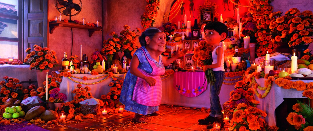     en un "Coco" Personajes de dibujos animados Abuelita y Miguel de pie frente al altar de su familia para el Día de Muertos.