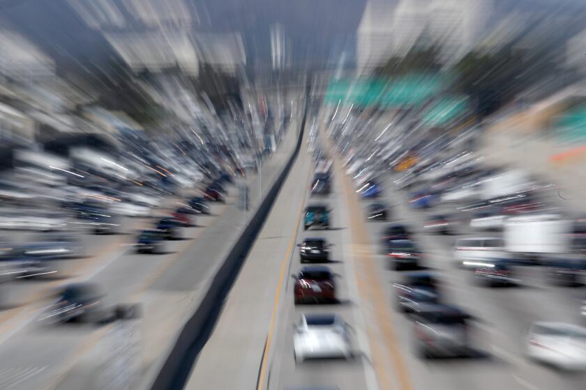 LOS ANGELES, CA - NOVEMBER 24, 2021 - Cars zoom along for the early Thanksgiving getaway on the 405 freeway in Los Angeles on November 24, 2021. (Genaro Molina / Los Angeles Times)