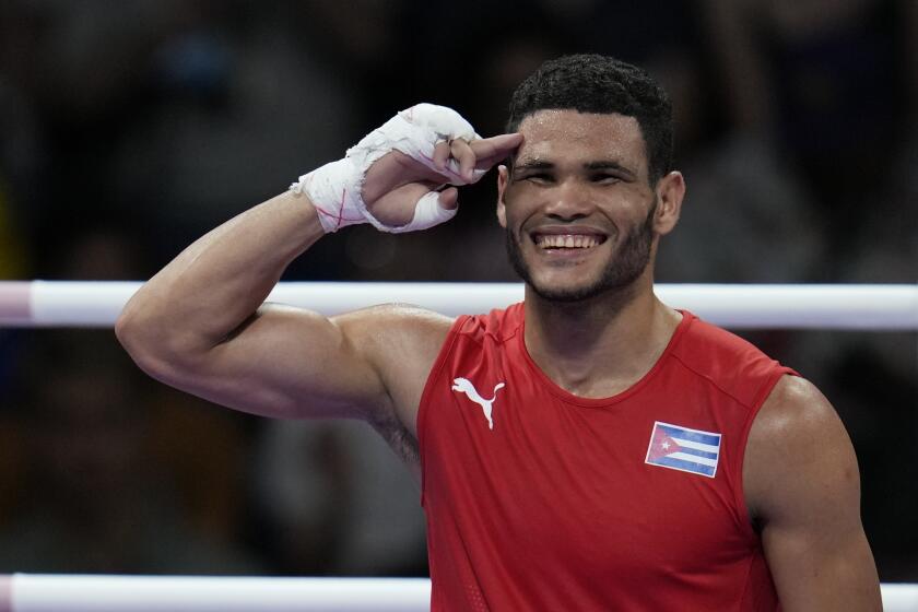 El cubano Erislandy Álvarez celebra su victoria ante el tailandés Bunjong Sinsiri en los cuartos de final del boxeo de los Juegos Olímpicos de París, el jueves 1 de agosto de 2024, en Villepinte, Francia. (AP Foto/Ariana Cubillos)