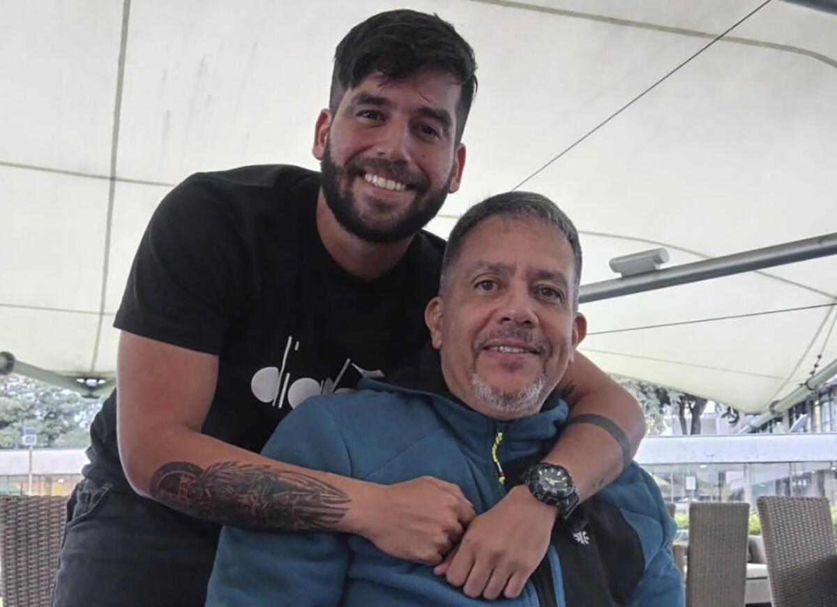 Pedro Naranjo junto a su padre, Pedro Naranjo, en Colombia. 