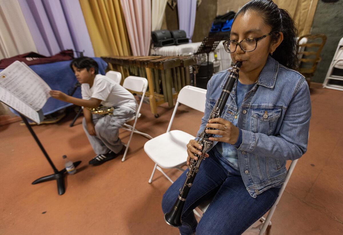 Daisy Herrera Beltrán toca el clarinete en la Academia de Música Maqueos, donde los estudiantes aprenden música