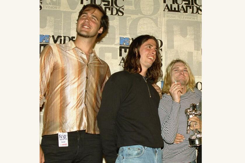 ARCHIVO - Los miembros de la banda Nirvana, de izquierda a derecha, Krist Novoselic, Dave Grohl y Kurt Cobain posan