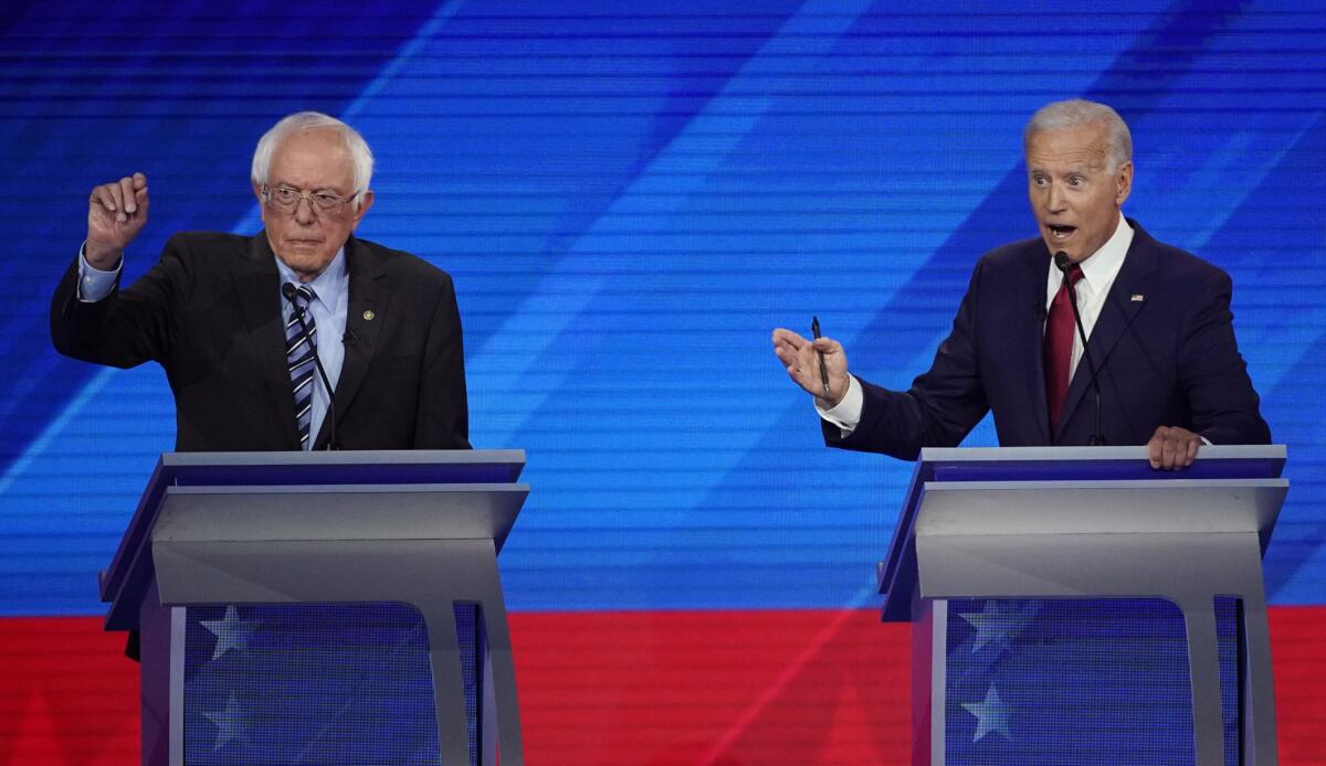 El senador independiente Bernie Sanders, izquierda, y el ex vicepresidente Joe Biden, derecha, hablan el jueves en un debate presidencial dem√≥crata en la Universidad Texas Southern en Houston el jueves, 12 de septiembre del 2019 . (AP Foto/David J. Phillip)