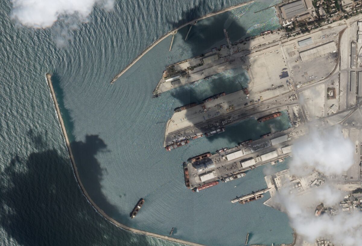 El buque de carga Razoni, con granos provenientes de Ucrania, en el puerto de Tartus en Siria. Foto satelital cortesía de Planet Labs PBC, tomada el 15 de agosto de 2022. (Planet Labs PBC vía AP)