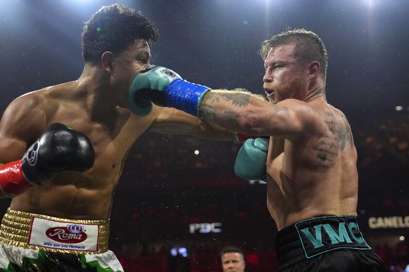 ARCHIVO - El mexicano Saúl "Canelo" Álvarez propina un golpe a Jaime Munguía durante su pelea en la división de los supermedianos, el 4 de mayo de 2024, en Las Vegas (AP Foto/John Locher, archivo)