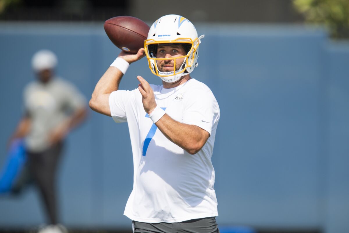  Chargers quarterback Chase Daniel (7) throws a pass during practice.