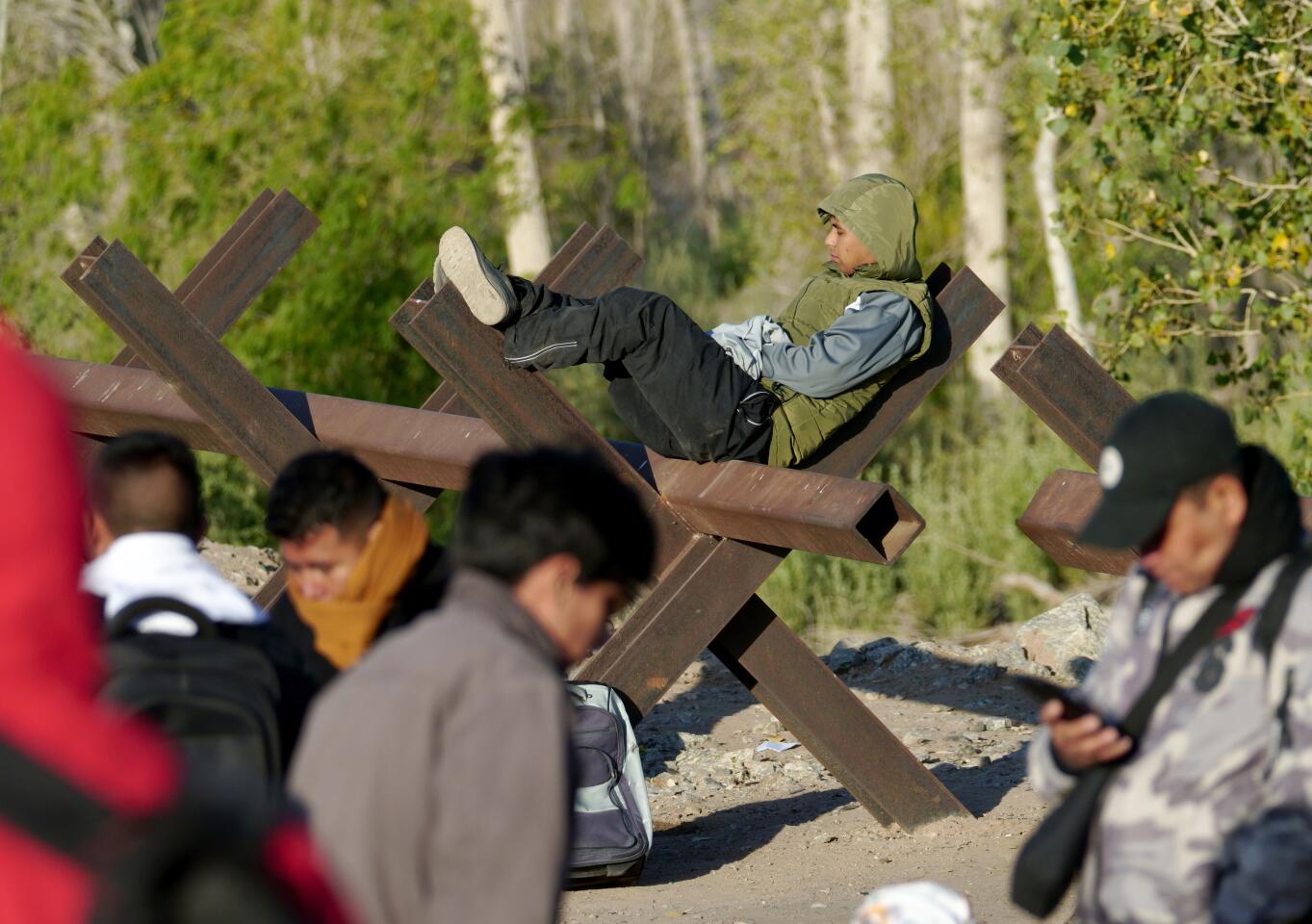 1293453-la-es-yuma-border-immigrants-asylum-13