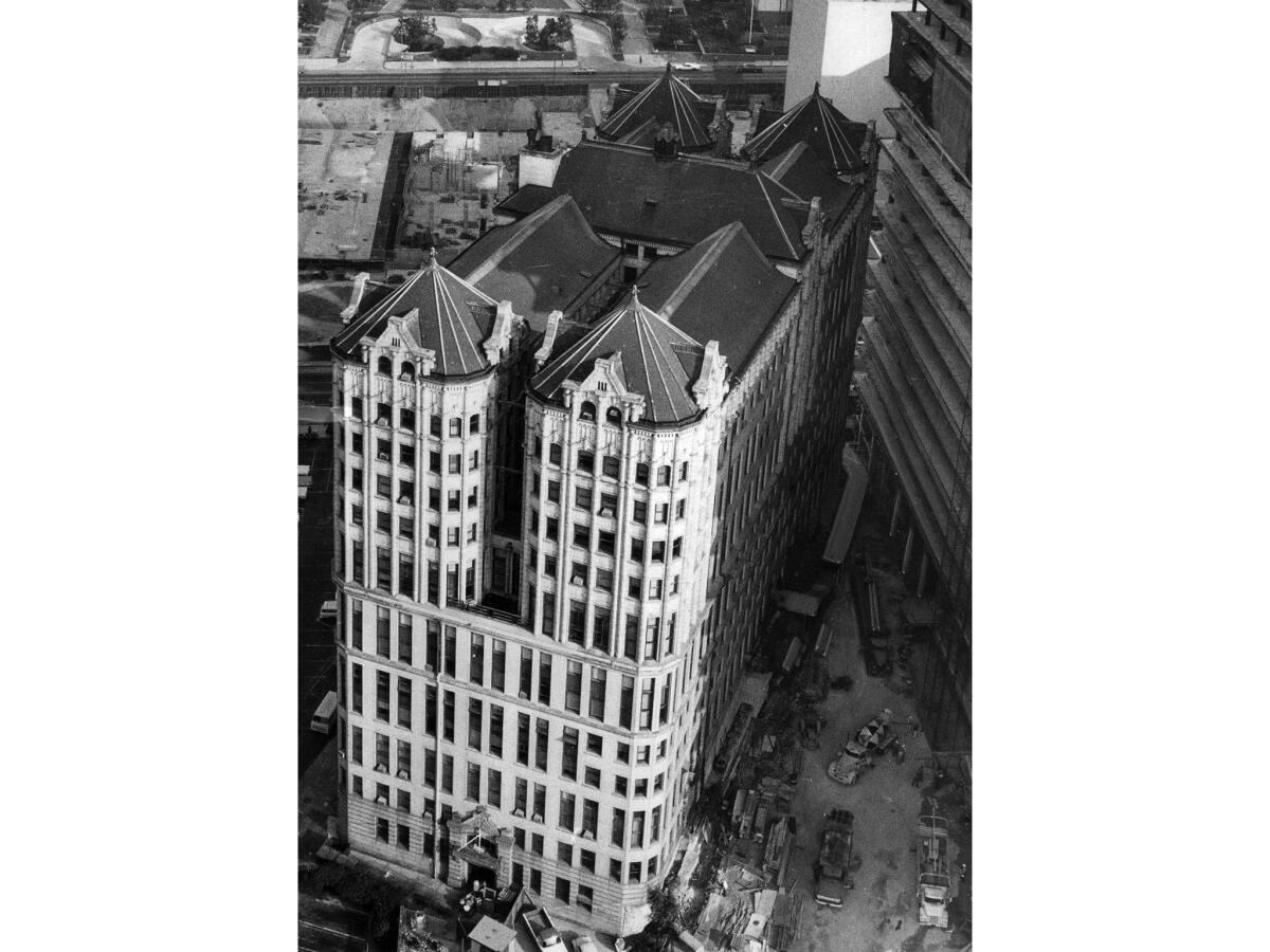 A 1970 photo of the old Hall of Records angled against the new Criminal Courts Building, which is on the right.