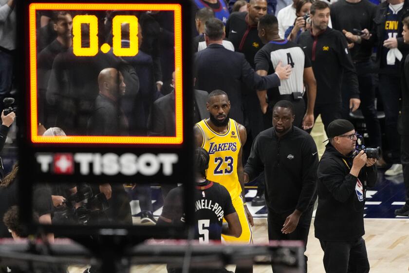 El alero de los Lakers de Los Ángeles LeBron James (23) abandona la cancha luego de la derrota ante los Nuggets de Denver en el Juego 2 de la serie de primera ronda en la postemporada de la NBA, el lunes 22 de abril de 2024, en Denver. (AP Foto/Jack Dempsey)