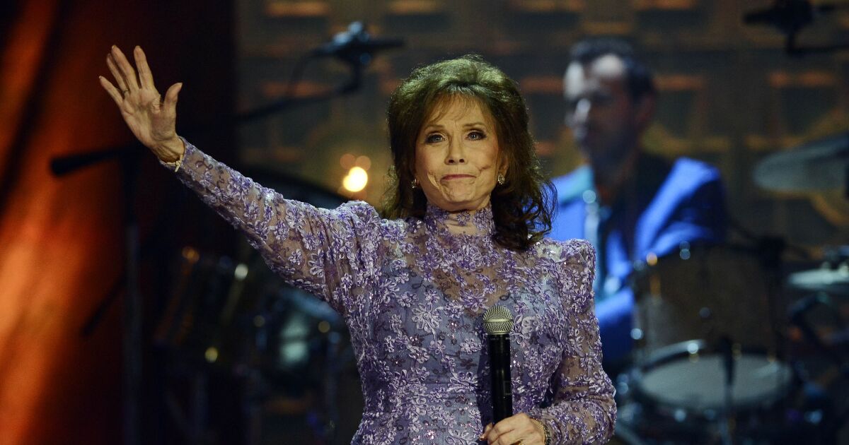 Country artists and Sissy Spacek honor Loretta Lynn, who ‘paved the way for so many’