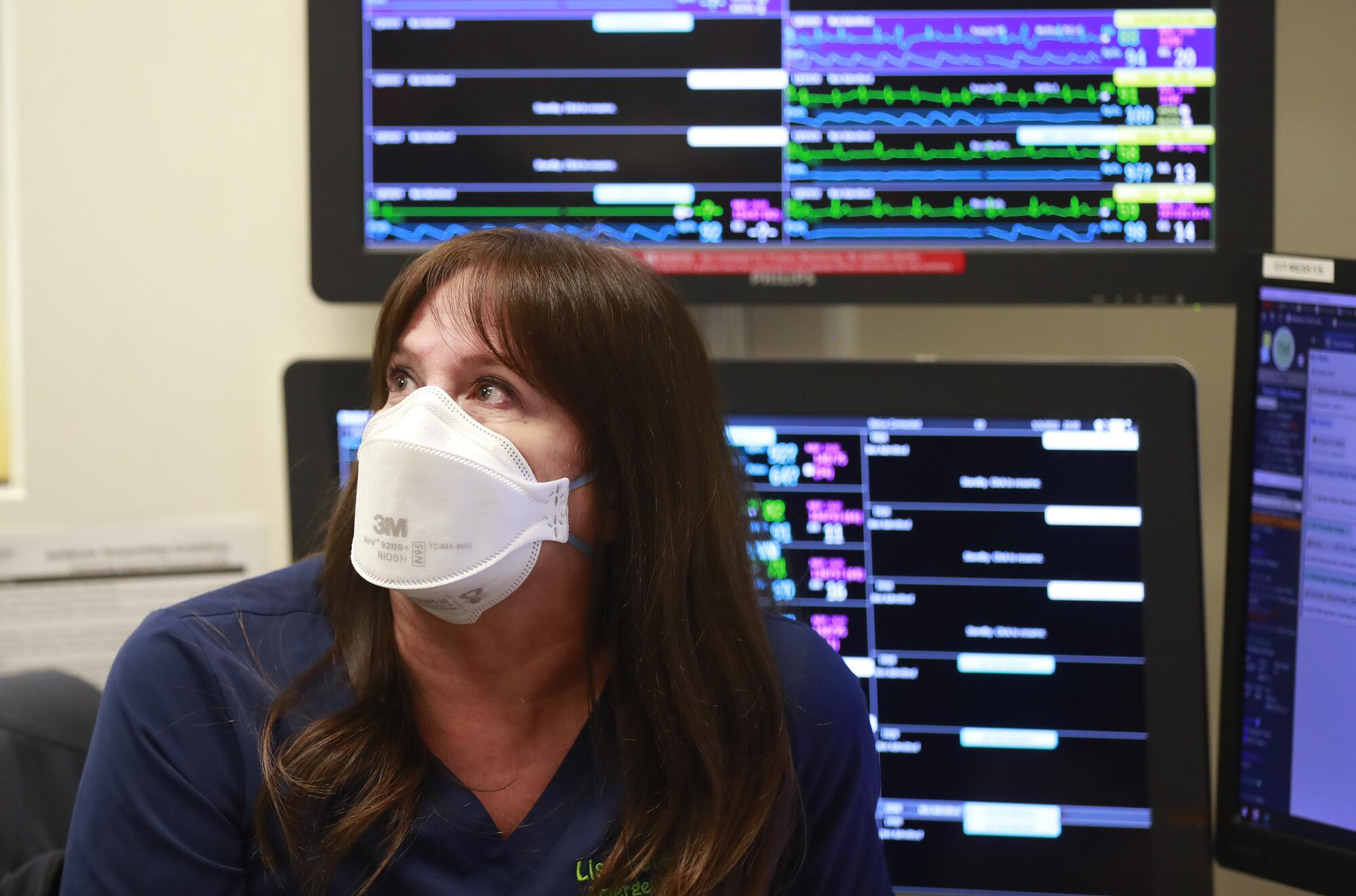 La doctora Lisa Morikado trabaja el lunes en la sala de urgencias de Scripps La Jolla.