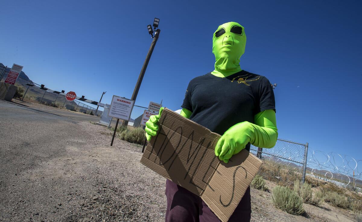 Entusiasta alienígena que se hace llamar Globus, observa los acontecimientos en la puerta trasera del Área 51 cerca de la ciudad de Rachel, NV.