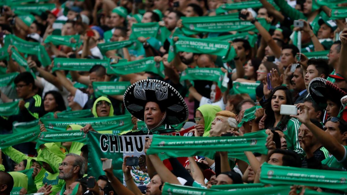 Aficionados mexicanos gritan y apoyan a su equipo durante un partido el 11 de junio, en Ciudad de México. (AP Photo/Eduardo Verdugo)