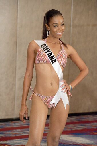 Swimsuit: Miss Guyana 2011 Kara Lord