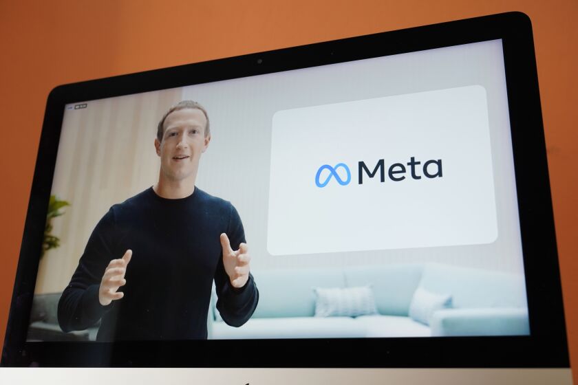 Visto en la pantalla de un dispositivo en Sausalito, California, el CEO de Facebook, Mark Zuckerberg, anuncia el nuevo nombre de la compañía, Meta, durante un evento virtual el jueves 28 de octubre de 2021. (Foto AP/Eric Risberg)