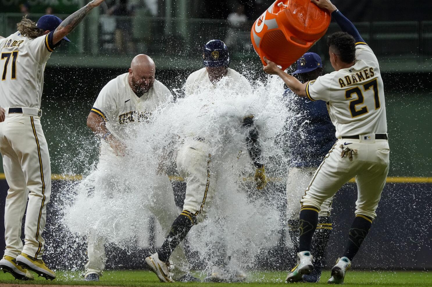 McCutchen rallies Brewers past Pirates 3-2 to complete sweep