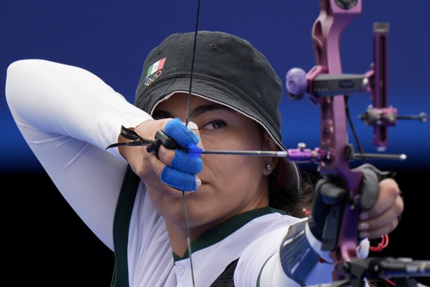 La mexicana Alejandra Valencia disputa los cuartos de final en arco individual ante la surcoreana Lim Si-hyeon, el sábado 3 de agosto de 2024, en los Juegos Olímpicos de París (AP Foto/Brynn Anderson)